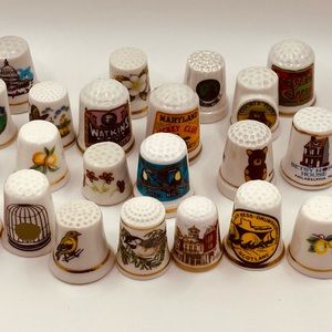 Large lot of 22 VINTAGE Porcelain Ceramic Collectible Thimbles. USA,UK,Scotland